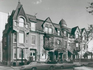 photo-chicago-old-towntriangle-district-victorian-row-houses-restored-1985
